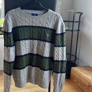 Kabelsrickad tröja GANT - Autentisk kabelstickad tröja från GANT i exemplariskt skick. Kan passa den som bär S eller Xs. Nypris över 1000kr. Pris kan diskuteras. Köparen står för frakten. Säljs pga för liten.