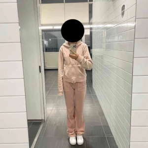 Juicy couture - Säljer ett rosa Juicy Couture set i färgen zerphy, finns inte att köpa i butik längre, Tröjan är storlek S och byxorna storlek XXS💕 orginal pris 2500 mitt pris, 1200 Skriv PM vid intresse eller frågor⭐️ Jag kan tänka mig gå ner i pris vid snabb affär!
