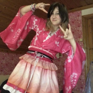 Nico cosplay kimono - Säljer min nico yazawa kimono cosplay! Använd en gång av mig, köptes från plick så ingen aning hur många gånger den använts innan, medföljer allt förutom peruk!