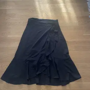Svart omlott kjol från Gina Tricot i storlek 40 (M/L) - Köparen står för frakten - Inga returer - Betalning via köp direkt 