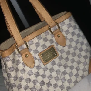 Louis vuttion väska  - Hej har en Louis vuttion vintage väska. Kvitto finns. 