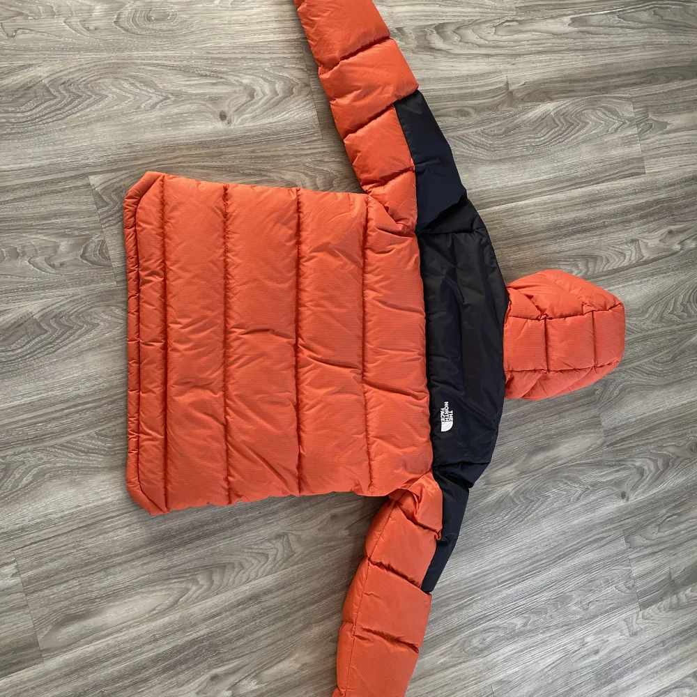 En orange jacka från The North Face i fint skick, perfekt nu till vintern! Använd ungefär en halv vinter.  Nypris 2800 | Mitt pris 1599, pris kan diskuteras vid snabb och smidig affär!. Jackor.