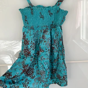 Siden smock  - Ett linne i smock vid bysten och faller fint ner i 100% SILK med broderade pärlor 🐚