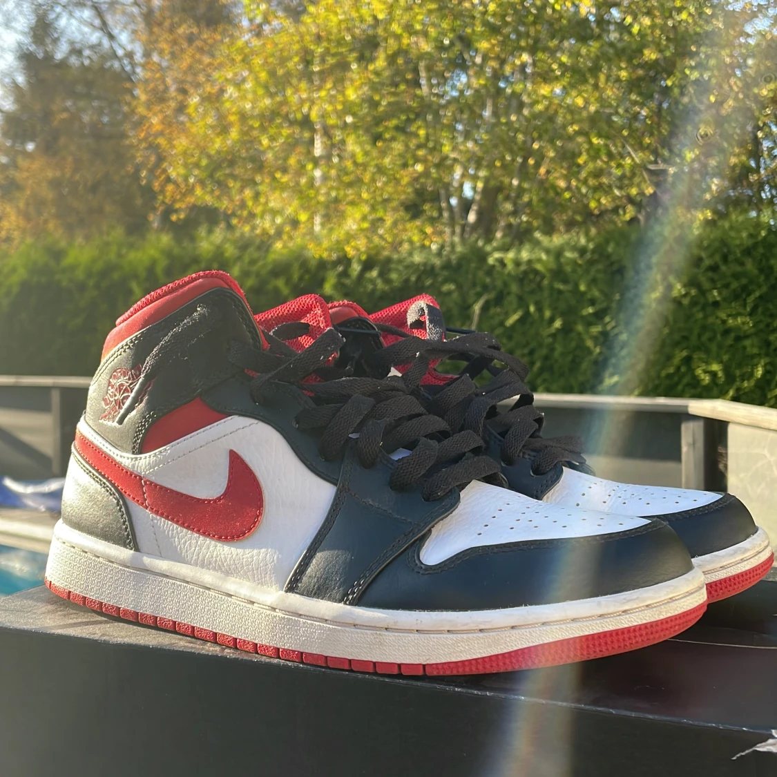 Jordan 1 mid Gym red