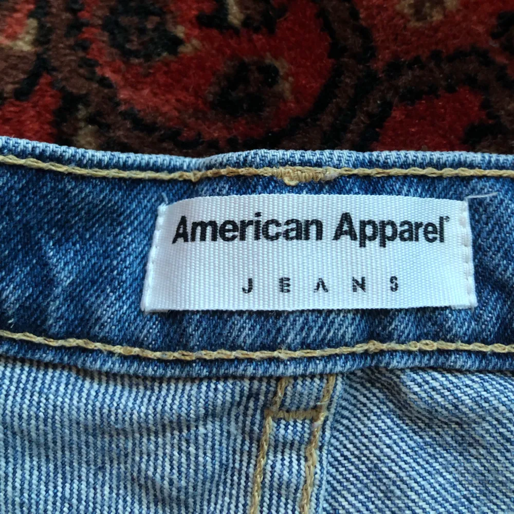 Jeansshorts köpta på american apparel för några år sedan. Storlek 28 står det på en liten lapp på insidan. Bra skick. ig - @thrifty.sthlm. Shorts.