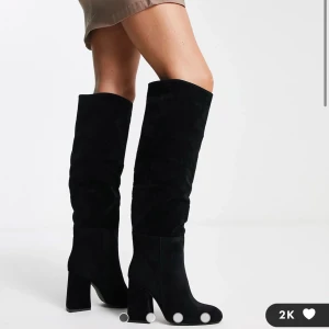 Svarta stövlar  - Oanvända Svarta stövlar i mockaimitation från märket Pimkie, köptes från Zalando via Asos för 659kr, det är helt OANVÄNDA och får ingen användning för de, storlek 36! Kan skicka egna bilder också på stövlarna