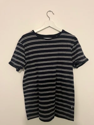 Blå vit randig T-shirt  - Säljer en snygg och Fresh T-shirt. Skick 10/10