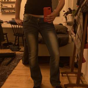 super snygga lågmidjade jeans! midjemåttet är ca 40 cm rakt över och innerbenslängden är 74 cm