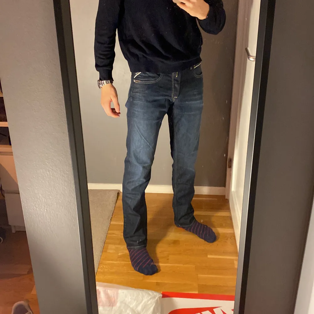 Hejsan, jag fick precis hem dessa Replay Grover Blackblue jeans men tyvärr var dem lite för långa för mig. Dom är i storlek W30L32 och är provade 1 gång.  Nypris ligger på 1500kr  Mitt pris: 999 kr   Hör av dig vid intresse Mvh Lucas. Jeans & Byxor.