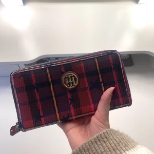 Plånbok Tommy Hilfiger - Plånbok från Tommy Hilfiger med gulddetaljer, inga synliga defekter. 