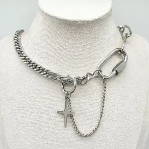 Handgjort unik  halsband och exklusiv design🖤 Följ :@ekjewelryofficial🤲 ⛓️Gjord i bra kvalitet💎Material- rostfritt stål och zinklegeringar. Längd: 47cm. Halsband inte vatten och är känsliga mot fukt. 220kr 