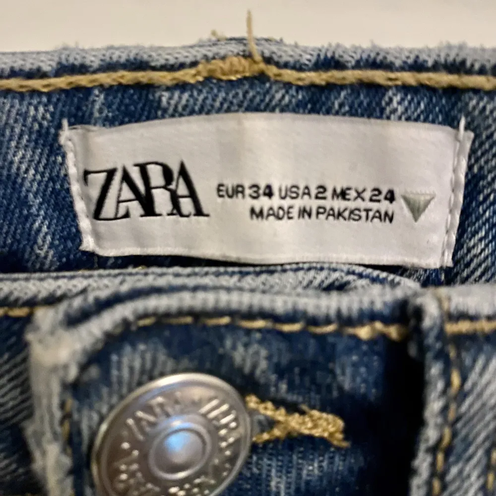 Jeans från Zara, använda tre gånger. Hög midja och flare/ utsvängda, superfina! Köpte för 379, säljer för 200 kr. . Jeans & Byxor.