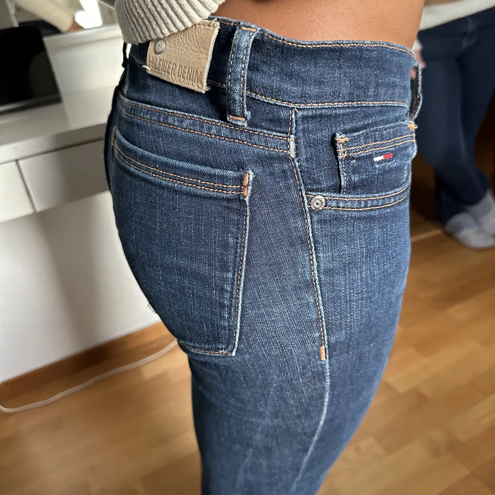 Säljer dessa lågmidjagde Tommy hilfiger jeans då de är för små för mig. Det är storlek 28/32 men de är små i storlek och klippta lite kortare. Original pris 1899kr. Kontakta för fler bilder💕. Jeans & Byxor.