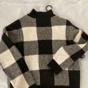 Stickad tröja - Använd ett fåtal gånger. Minns ej vart jag har köpt den