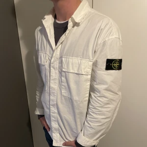 Stone island overshirt - Säljer min Stone island overshirt då den inte kommer till så mycket användning. Storlek L/M. Köpt på nk i september, kvitto och nk bag medföljer.  Den är i grymt skick då den är använd 5-10 gånger. Nypris 4700. Hör gärna av er vid ytterligare frågor!🙌