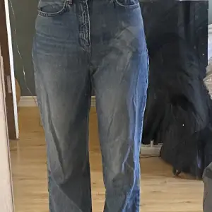 Fina blå jeans från stradivarius! Köpta second hand men jag har endast använt de en gång och de är i fint skick! Sitter bra i längden på mig som är 1,70m lång och sitter perfekt i midjan på mig som brukar använda 34/36🥰 Skriv för mer mått!