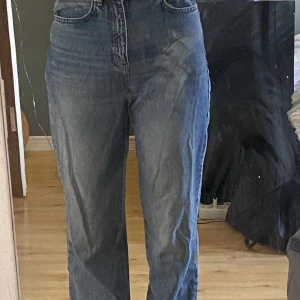Blå Jeans - Fina blå jeans från stradivarius! Köpta second hand men jag har endast använt de en gång och de är i fint skick! Sitter bra i längden på mig som är 1,70m lång och sitter perfekt i midjan på mig som brukar använda 34/36🥰 Skriv för mer mått!