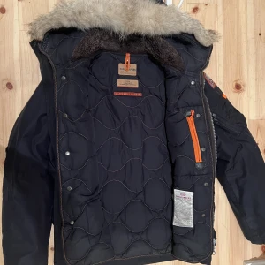 Parajumpers Parka - Parajumpers Right Hand Navy.  Nyskick  Äkta såklart men har inget kvitto.  Vid snabb kan pris diskuteras. 