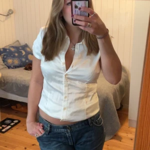 Siden topp - En figursydd topp i siden imiterat material. supersnygg