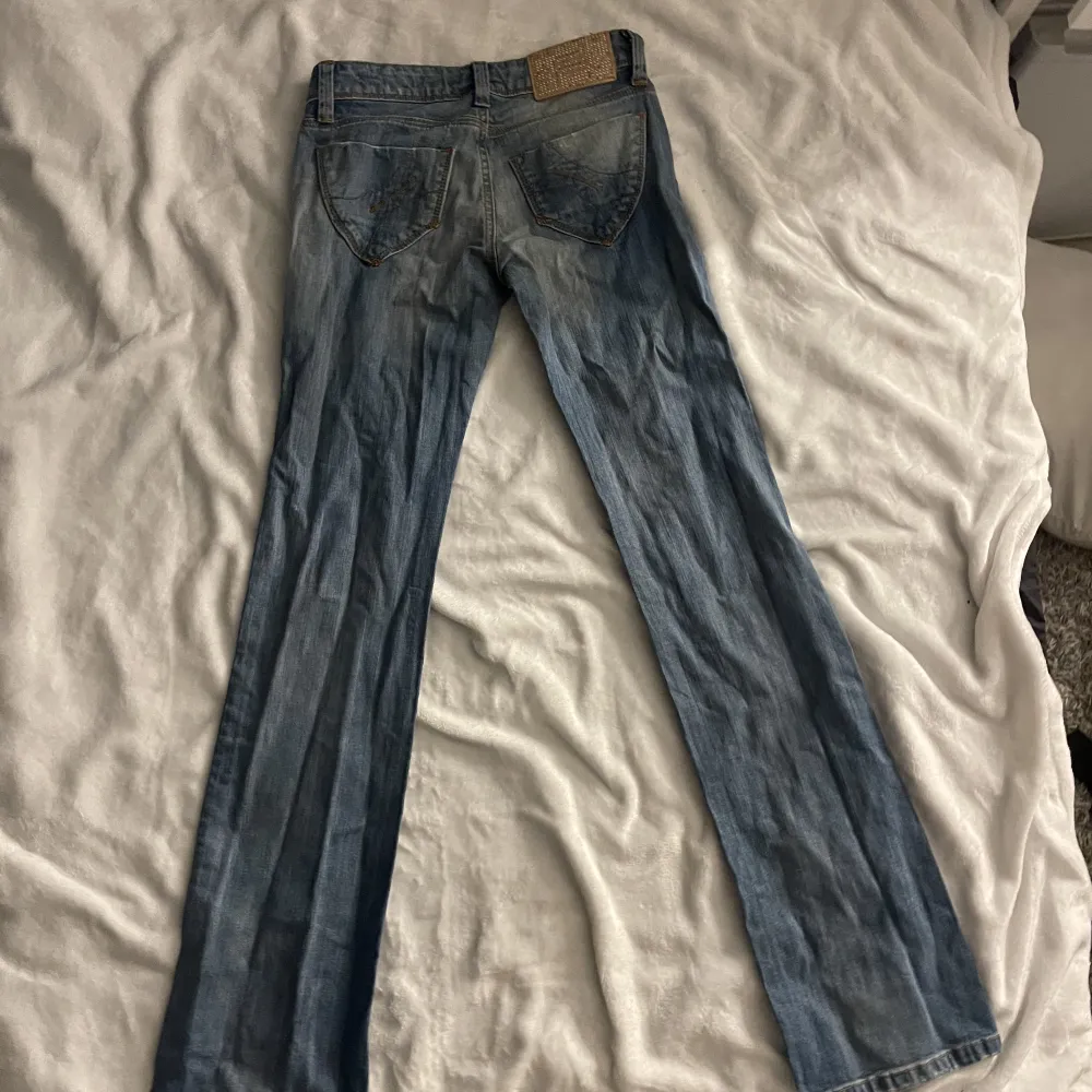 Inte riktigt min stil så jag säljer, använda 1 gång köpta för 700kr 💗💗. Jeans & Byxor.