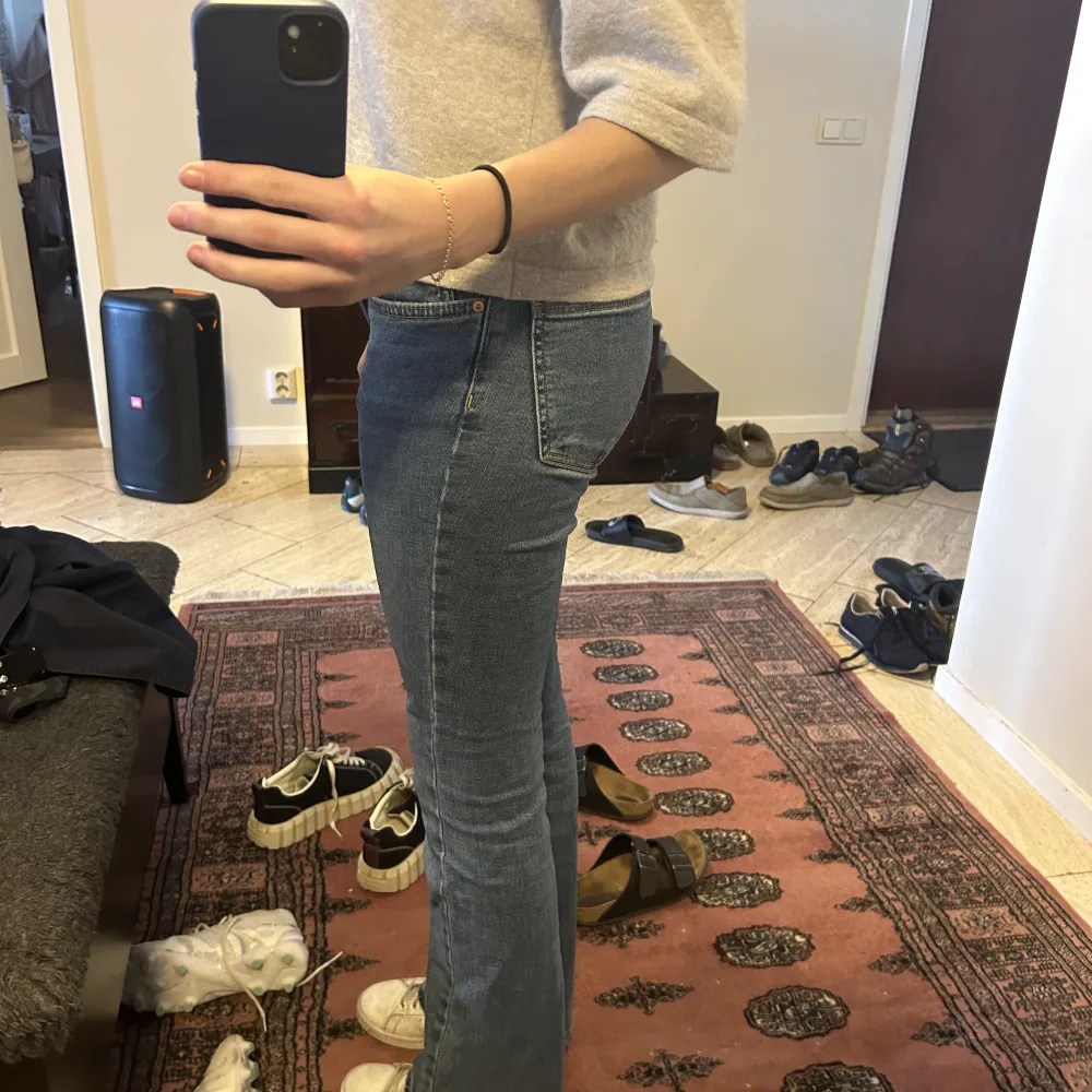 Low waist bootcut jeans från Gina tricot! . Jeans & Byxor.
