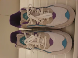 Adidas sneakers  - Hej! Säljer mina snygga adidas sneakers som endast är använda ett fåtal gånger. Hör av er vid mer info. 🌷🌷🌷