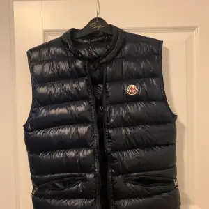 Säljer min moncler väst, perfekt inför hösten men jag använder inte längre den för att har tröttnat på den. Sälja för 2500kr. men kan gå ner i pris vid snabb affär.KVITTO FINNS.