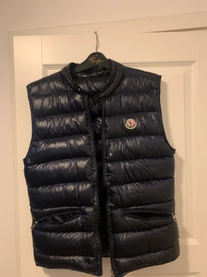 Moncler gui väst - Säljer min moncler väst, perfekt inför hösten men jag använder inte längre den för att har tröttnat på den. Sälja för 2500kr. men kan gå ner i pris vid snabb affär.KVITTO FINNS.
