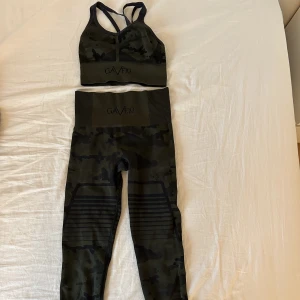Gavelo träningssätt. Långa träningstights + sport BH - Fint träningssätt i kamouflage som tyvärr inte passa mig längre✨ Pris på hemsidan:  Tights: 699kr Sport BH: 399kr Jag säljer hela sättet för: 499kr (pris går att diskuteras)❤️
