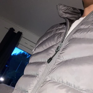 Väst - Tja, säljer nu min tvär feta väst som passar perfekt nu till våren. Det är märket J.Lindeberg och den är i ett väldigt bra skick. Nypris är 2000kr, mitt pris 800. Skriv om frågor och funderingar!