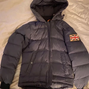 Morris vinterjacka  - Säljer en jätte skön och snygg morris jacka som jag fick förra vintern. Säljer pga att den är för liten. Den är i XS men funkar precis lika bra för S. Endast använd någon enstaka gång. Ny pris 3800kr. Pris kan diskuteras vid snabb affär.