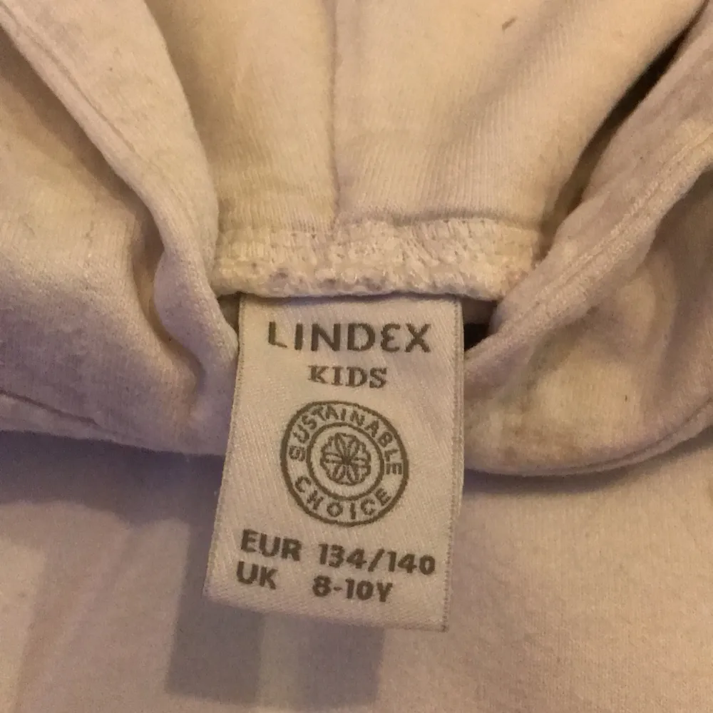 En hoodie från linde i storleken 134/140. Har en liten fläck (andra bilden). Hoodies.