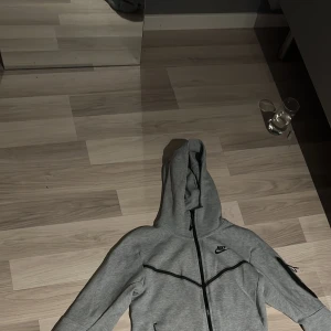 Nike tech grå - 10/10 skick använd några gånger passar till många byxor