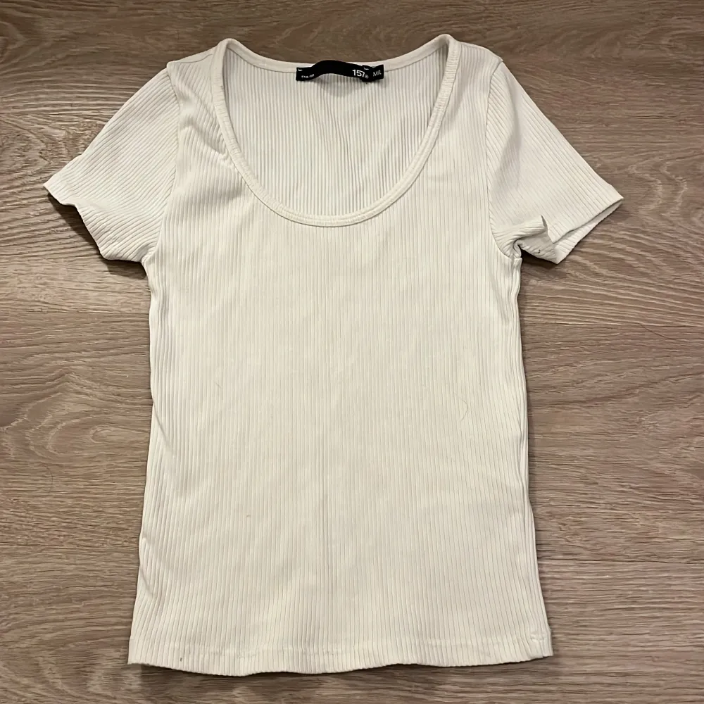 Använd få tal gånger pga att jag har fått annan stil. Jätte snygg så fin på. Den är stretchig och ser otroligt fin ut på. Vill man va fler bilder hur den sitter på eller mer detaljerat skriv till mig. Säljer för 10kr 💕. T-paidat.