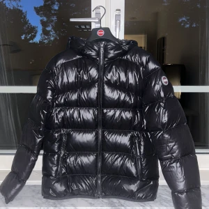 Colmar jacka - PERFEKTA jackan nu till höst/vintern❄️😇 orginalpris: 5999kr! Helt i nyskick förutom två mini defekter. (Skriv för bilder)🥰 PRIS KAN DISKUTERAS! Köpare står för frakt!