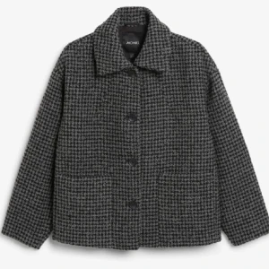 Kappa - Jättefin kappa från Monki, nästan ny. Perfekt till höst och vintern!