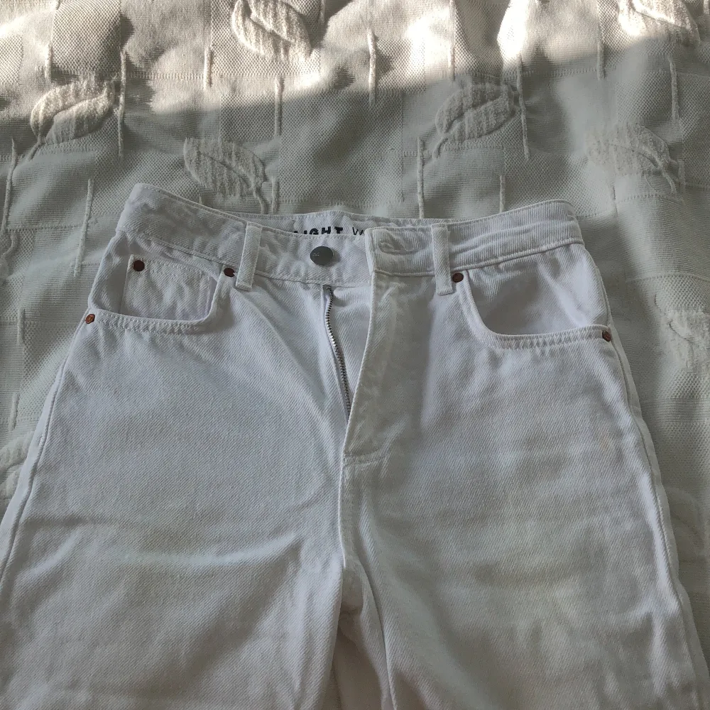 Säljer dessa vita midrise jeans ifrån bikbok då dem inte passar. Jättefint skick och inte mycket använda💗. Jeans & Byxor.