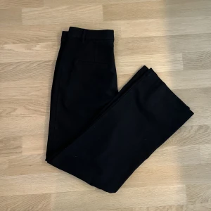 Monki kostymbyxor - Monki kostymbyxor, svart, storlek 40. Tecken på användning finns men de är hela och fina.