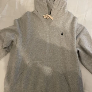 Ralph lauren hoodie  - Hej säljer nu min fina Ralph Lauren hoodie, tveka inte att höra av er om ni har frågor