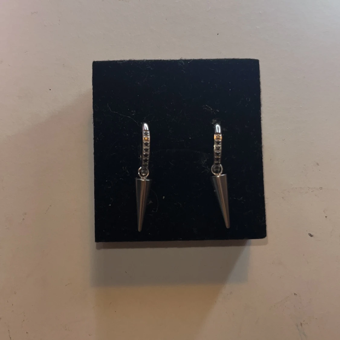 Spik örhängen med stenar edblad 