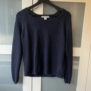Stickad tröja - Tunn mörkblå stickad tröja i mycket fint skick! Perfekt nu till hösten!  Passar Xs-S  Checka min profil för 50+ plagg till försäljning i olika stilar😍