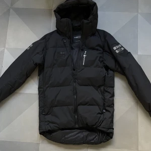 Sail racing parka  - Använd en säsong bara. Som ny i skicket inga skador eller fläckar. Varm och skön dunjacka för vintern. Köpt för 5000