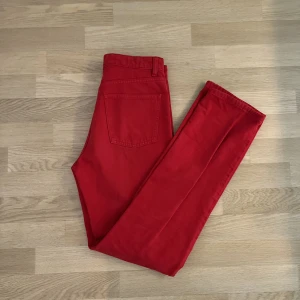 Zara mid waist  - Zara röda jeans. Mid waist, långa raka ben. Använd ett fåtal gånger, nyskick. Storlek 38.
