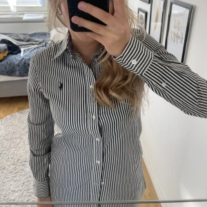 Skjorta - Säljer en jättefin skjorta från Ralph Lauren i storlek S. Använd fåtal gånger och säljer för 100 kr+frakt 