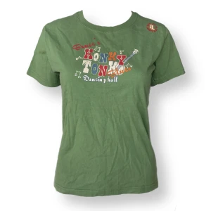 Y2K T-Shirt  - Från Lipp, storlek M I okej skick för sin ålder, printet har sprickor. Skyltdockan använder X-Small. Lite mörkare grönfärg i verkligheten ⚠️ MÅTT: armhåla till armhåla 41cm, ärmlängd 16cm, axel till axel 36cm & längd 57cm 