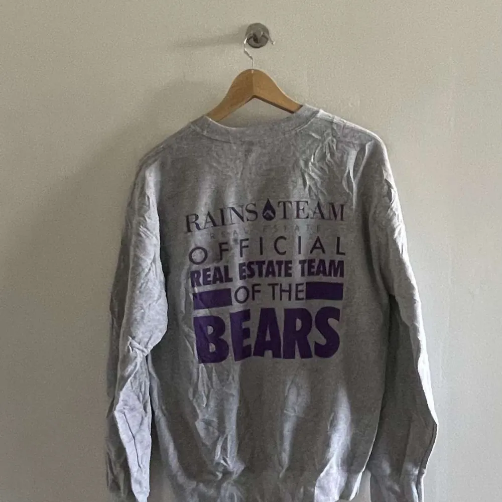 Säljer nu min Bears tröja i storleken M. Den är gjord av mjukt bomull som är perfekt till vintern och är i skicket 8/10. . Hoodies.