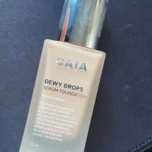 Caia dewy drops  - Säljer min Caia dewy drops serum fondation då jag köpte fel färg.. den är endast testad så är helt som ny!!! Kostar 345kr som ny, jag säljer för 200kr plus frakt🩷