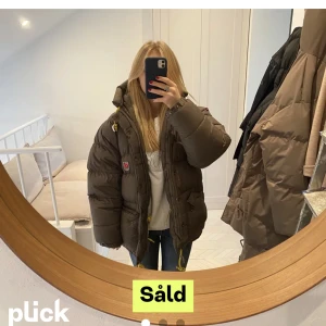 Fjällräven jacka  - Säljer min jätte fina fjällräven jacka som är köpt i andrahand här på plick ! Jag har kemtvättat den och efter de använt bara 2-3 gånger så den ser ganska bra ut! Hör av er för fler bilder💕 Den är i storlek Xs i den gamla modellen så den är ganska stor❤️
