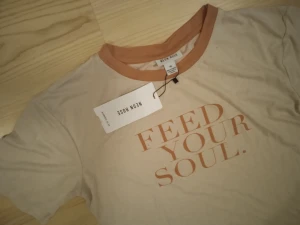 Supermjuk topp - T-shirt med texttryck i Supermjukt(!!) material Helt ny