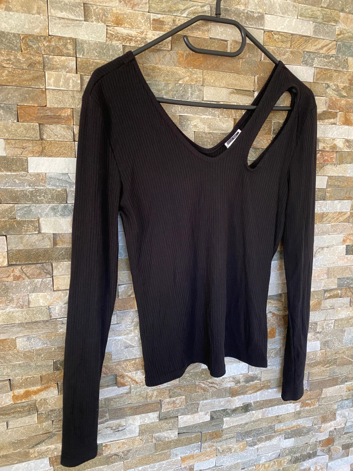 Långärmad topp med cut out detalj  - 90